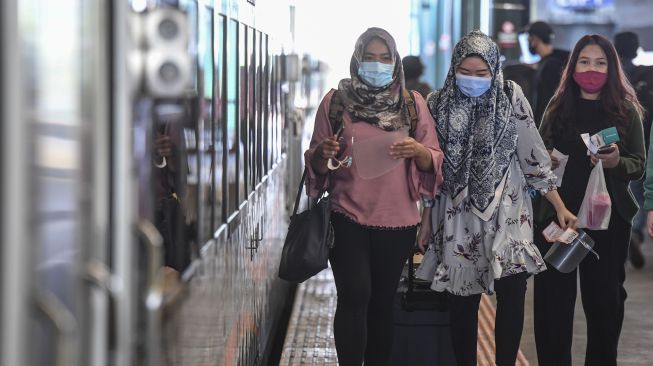 Penumpang Kereta Api Turangga tujuan Surabaya Gubeng bersiap menaiki kereta di Stasiun Gambir, Jakarta, Kamis (20/8/2020).  [ANTARA FOTO/Hafidz Mubarak]