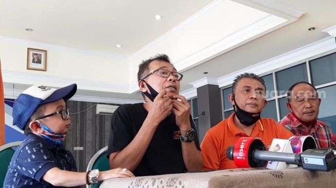 Daus Mini, Jarwo Kwat, Derry dan Eman Empat Sekawan memberi keterangan soal kasus Nurul Qomar yang kini dijebloskan dalam penjara. [Yuliani/Suara.com]