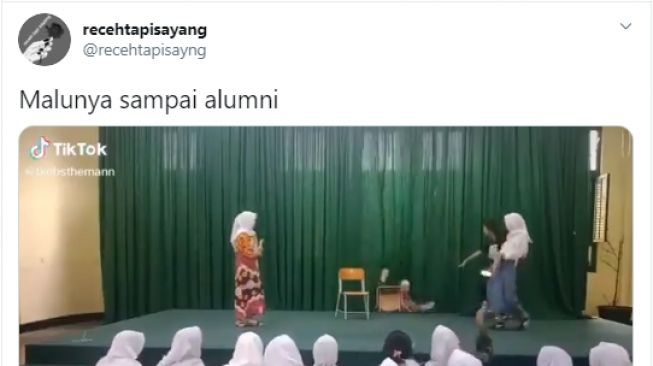 Empat orang murid SMA sedang pentas di atas panggung, saat salah satu pemain jatuh. - (Twitter/ @recehtapisayng)