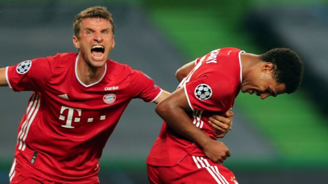 Gelandang Bayern Muenchen Serge Gnabry (kanan) merayakan dengan penyerang Bayern Muenchen Thomas Mueller setelah mencetak gol selama pertandingan sepak bola semifinal Liga Champions antara Lyon melawan Bayern Muenchen di Stadion Jose Alvalade, Lisbon, Portugal, Kamis (20/8/2020) dini hari WIB.  [Miguel A. Lopes / POOL / AFP]
