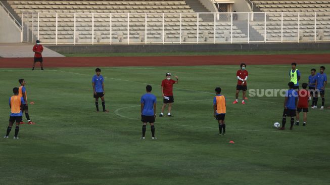 Pelatih tim nasional Indonesia U-19, Shin Tae-yong (tengah) memimpin sesi latihan di Stadion Madya, Kompleks Gelora Bung Karno, Senayan, Jakarta, Kamis (20/8/2020). [Suara.com/Angga Budhiyanto]