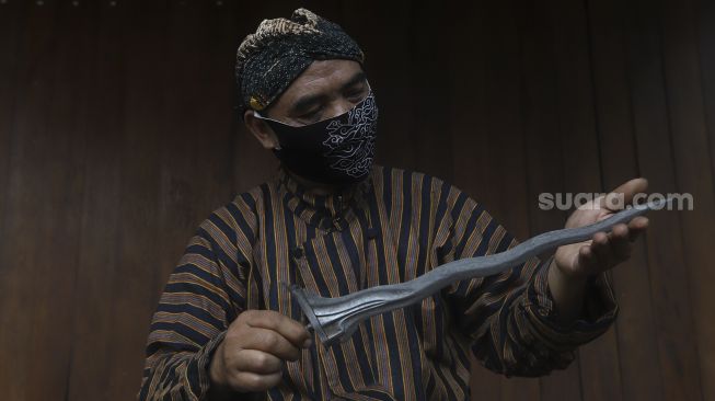 Nasip Hadi Prayitno (51) melakukan ritual jamasan atau mencuci keris di Museum Pusaka Taman Mini Indonesia Indah (TMII), Jakarta, Kamis (20/8/2020). [Suara.com/Angga Budhiyanto]