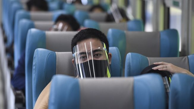 Penumpang menaiki Kereta Api Turangga tujuan Surabaya Gubeng di Stasiun Gambir, Jakarta, Kamis (20/8/2020).  [ANTARA FOTO/Hafidz Mubarak]