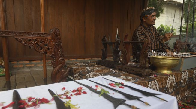 Nasip Hadi Prayitno (51) menunjukkan salah satu keris saat melakukan ritual jamasan atau mencuci keris di Museum Pusaka Taman Mini Indonesia Indah (TMII), Jakarta, Kamis (20/8/2020). [Suara.com/Angga Budhiyanto]