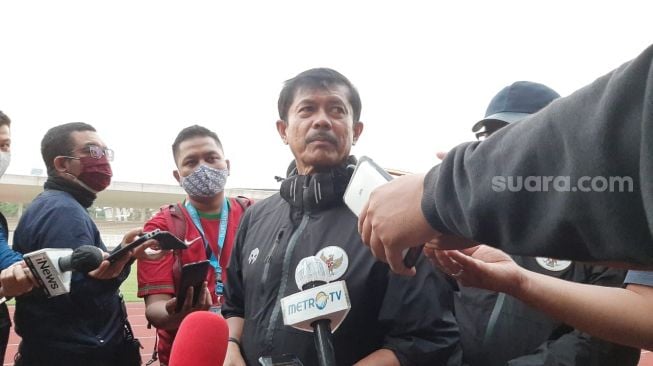 Direktur Teknik PSSI, Indra Sjafri saat memberikan keterangan kepada awak media di Stadion Madya, Senayan, Jakarta, Kamis (20/8/2020). [Suara.com / Adie Prasetyo Nugraha]