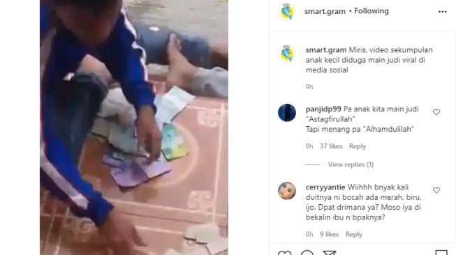 Sekelompok anak bermain kartu Gaple dengan taruhan uang tunai di teras rumah. - (Instagram/@smart.gram)