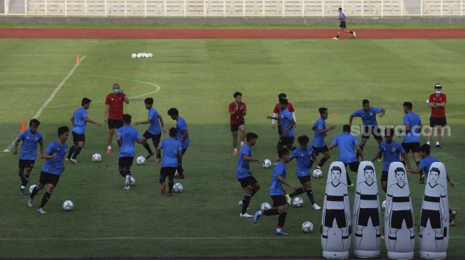 Sejumlah pesepakbola tim nasional Indonesia U-19 mengikuti sesi latihan di Stadion Madya, Kompleks Gelora Bung Karno, Senayan, Jakarta, Kamis (20/8/2020). [Suara.com/Angga Budhiyanto]