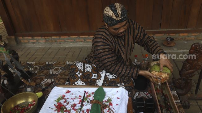 Nasip Hadi Prayitno (51) melakukan ritual jamasan atau mencuci keris di Museum Pusaka Taman Mini Indonesia Indah (TMII), Jakarta, Kamis (20/8/2020). [Suara.com/Angga Budhiyanto]