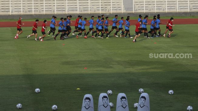 Sejumlah pesepakbola tim nasional Indonesia U-19 mengikuti sesi latihan di Stadion Madya, Kompleks Gelora Bung Karno, Senayan, Jakarta, Kamis (20/8/2020). [Suara.com/Angga Budhiyanto]