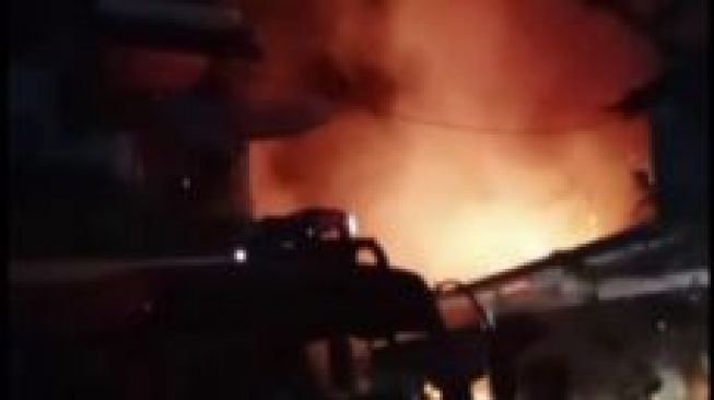 Jelang Dini Hari, Satu Unit Rumah di Lubuk Basung Agam Ludes Terbakar