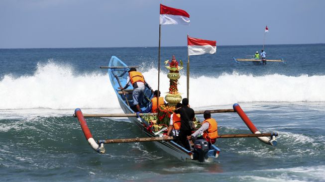 Tradisi Larung Sesaji di Pantai Serang Blitar