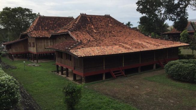 Menjelajah Rumah Limas yang Diabadikan Dalam Uang Pecahan Rp 10.000