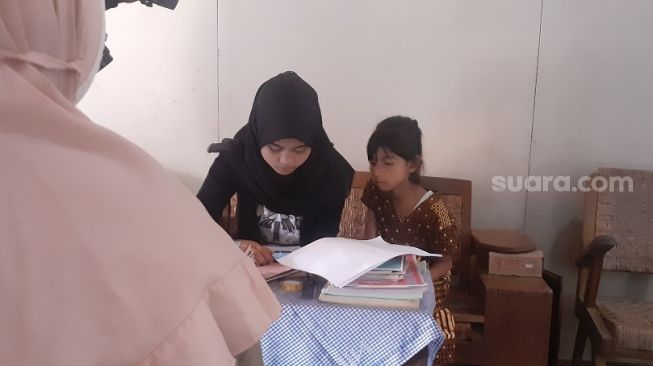 Demi Tugas Sekolah, Zahra Harus Pinjam Ponsel ke para Tetangga