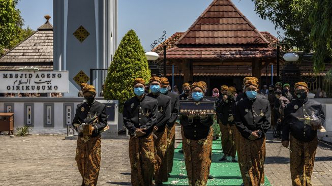 Dewan Adat Kasepuhan Girikusumo dengan mengenakan masker mengirab kotak berisi jubah pusaka peninggalan leluhur dalam prosesi Tradisi Kirab Sura Girikusumo di Desa Banyumeneng, Mranggen, Demak, Jawa Tengah, Kamis (20/8/2020). [ANTARA FOTO/Aji Styawan]