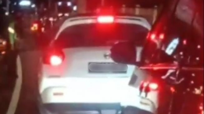 Lagi, Pengemudi Nissan Juke Nekat Hambat Ambulans, Langsung Dilabrak Warga