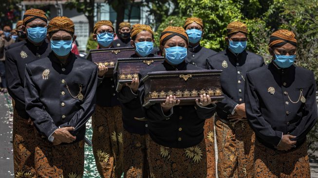 Dewan Adat Kasepuhan Girikusumo dengan mengenakan masker mengirab kotak berisi jubah pusaka peninggalan leluhur dalam prosesi Tradisi Kirab Sura Girikusumo di Desa Banyumeneng, Mranggen, Demak, Jawa Tengah, Kamis (20/8/2020). [ANTARA FOTO/Aji Styawan]