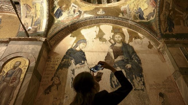 Seorang turis mengunjungi Museum Chora atau Kariye di Istanbul, Jumat (21/8/2020). [BULENT KILIC / AFP]