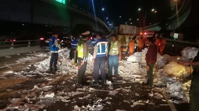 Dihantam Fortuner dari Belakang, Mobil Truk Terguling di Jalan Tol Tomang