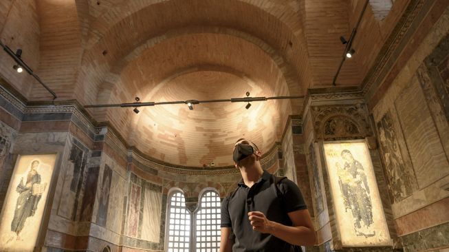 Seorang turis mengunjungi Museum Chora atau Kariye di Istanbul, Jumat (21/8/2020). [BULENT KILIC / AFP]