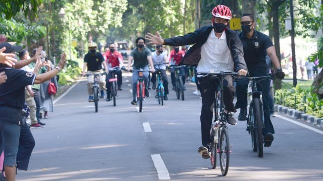 Bersama Kaesang, Jokowi Bersepeda dan Bagikan Masker di Kebun Raya Bogor