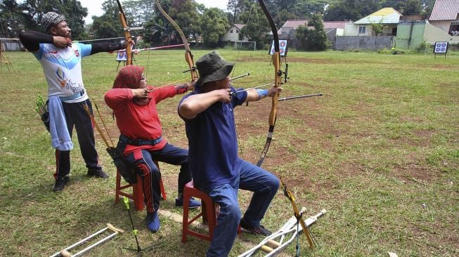 Atlet panahan disabilitas Kota Bogor melakukan latihan di Lapangan Manunggal, Kota Bogor, Jawa Barat, Sabtu (22/8/2020). [ANTARA FOTO/Arif Firmansyah]