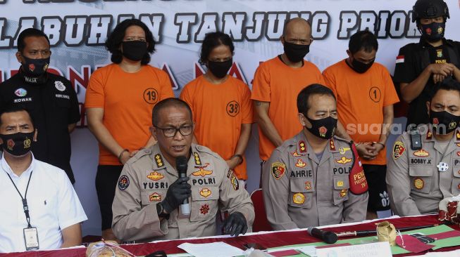 Kabid Humas Polda Metro Jaya Kombes Pol Yusri (kedua kiri) didampingi Kapolres Pelabuhan Tanjung Priok AKBP Ahrie Sonta (kedua kanan) dan Wakapolres Pelabuhan Tanjung Priok Kompol Bobby Kusumawardhana (kanan) memberikan keterangan kepada wartawan saat gelar rilis pengungkapan tindak pidana narkotika di Polres Pelabuhan Tanjung Priok, Jakarta Utara, Sabtu (22/8/2020). [Suara.com/Angga Budhiyanto] 