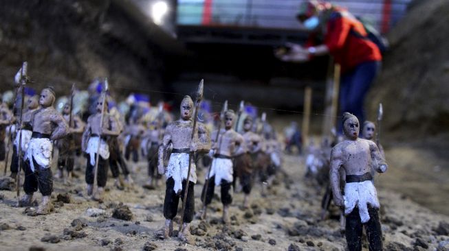 Pengunjung memotret diorama Perang Bubat di era Kerajaan Mapahit yang ditampilkan di Museum Panji di Tumpang, Malang, Jawa Timur, Sabtu (22/8/2020). [ANTARA FOTO/Ari Bowo Sucipto]