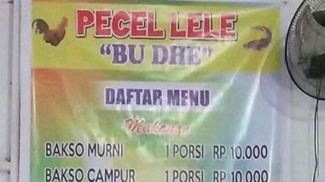 Spanduk Pecel Lele dengan menu aneka bakso. (Instagram/entrepreneurindonesia)