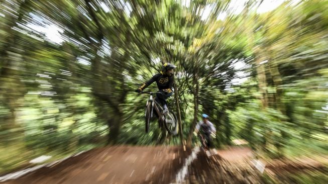 Pembalap sepeda berlatih di dual cross track Hutan UI Bike Park, Depok, Jawa Barat, Sabtu (22/8/2020). [ANTARA FOTO/Muhammad Adimaja]