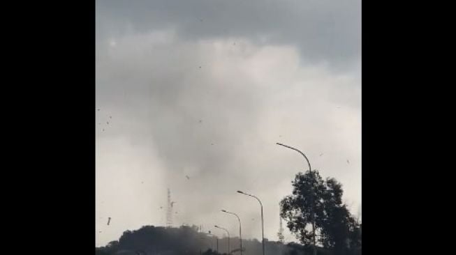 Detik-detik Angin Puting Beliung Terjang Bengkong, Warga Panik