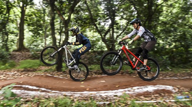 Pembalap sepeda berlatih di dual cross track Hutan UI Bike Park, Depok, Jawa Barat, Sabtu (22/8/2020). [ANTARA FOTO/Muhammad Adimaja]