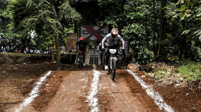 Sejumlah pembalap sepeda berlatih di dual cross track Hutan UI Bike Park, Depok, Jawa Barat, Sabtu (22/8/2020). [ANTARA FOTO/Muhammad Adimaja]