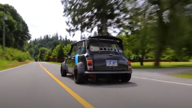 Mobil pakai mesin moge. (Youtube/Roads Untraveled)