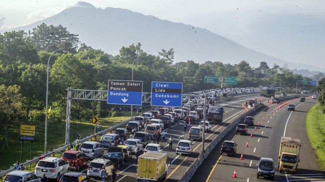 Kepadatan kendaraan menuju Jalan Raya Puncak, Gadog, Kabupaten Bogor, Jawa Barat, Sabtu (22/8/2020). [ANTARA FOTO/Yulius Satria Wijaya]