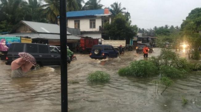 Sungai Meluap dan Rawan Buaya, BPBD Kerahkan Perahu Evakuasi Warga Gadiah Agiak