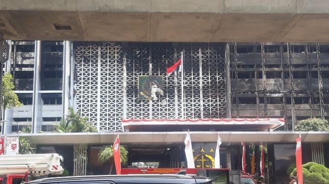 Penampakan bendera Merah Putih turut terbakar di Kejaksaan Agung. (Suara.com/Novian Ardiansyah)