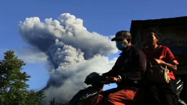 Gunung Sinabung Luncurkan Abu, Warga Diminta Waspada