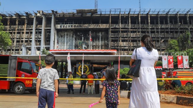 Ahli Jelaskan Bara Rokok Tukang Bangunan Picu Gedung Kejagung Terbakar