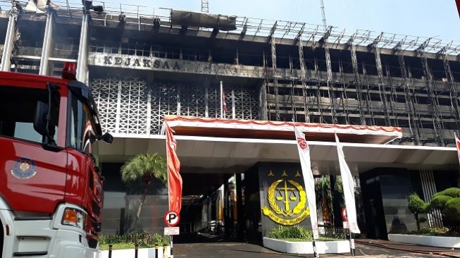 Cegah Api Kembali Berkobar, Damkar Sisir Gedung Kejagung