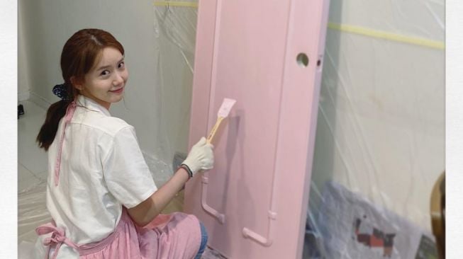 Yoona SNSD tetap terlihat cantik saat mengecat pintu. (Instagram/@yoona_Iim)