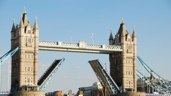 Ilustrasi London Tower Bridge Terbuka. (Pixabay/roberto_bellasio)