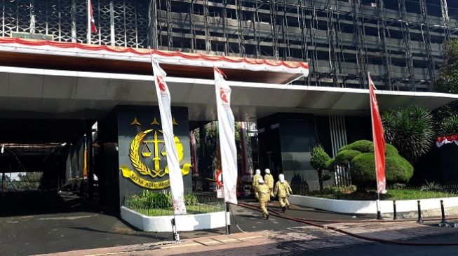 Penampakan gedung Kejagung RI usai terbakar, Minggu (23/8/2020). (Suara.com/Novian Ardiansyah)