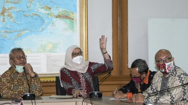 Ketua Komisi Pemilihan Umum (KPU) Arief Budiman (tengah) bersama dua Komisioner KPU Evi Novida Ginting Manik (kanan) dan I Dewa Kade Wiarsa Raka Sandi (kiri) memberikan keterangan pers di Kantor KPU, Jakarta, Senin (24/8/2020).  [ANTARA FOTO/Galih Pradipta]