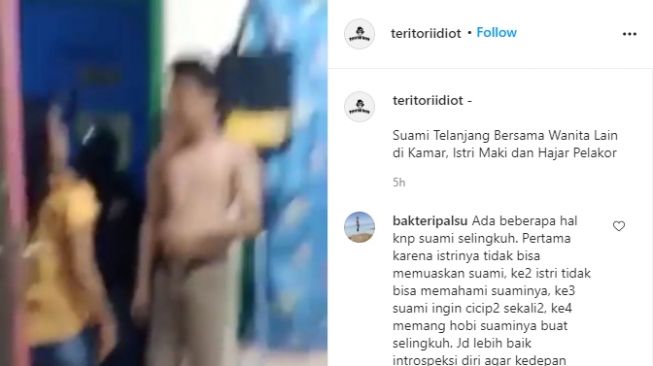 Seorang wanita menghajar wanita lain yang tidur telanjang dengan suaminya di kamar. - (Instagram/@teritoriidiot)