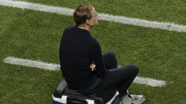 Pelatih Paris Saint-Germain (PSG) Thomas Tuchel duduk di atas cooler di pinggir lapangan saat skuatnya menghadapi Bayern Munich di final Liga Champions di Luz stadium, Lisbon. Manu Fernandez / POOL / AFP