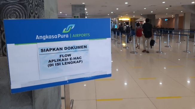Pemeriksaan eHAC di Bandara Bali (Suara.com/Risna Halidi)