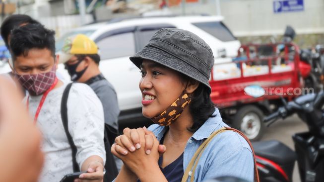 Aktris pemeran Bu Tejo, Siti Fauziah saat menjawab pertanyaan awak media di Kawasan Tendean, Jakarta Selatan, Senin (24/8). [Suara.com/Alfian Winanto]