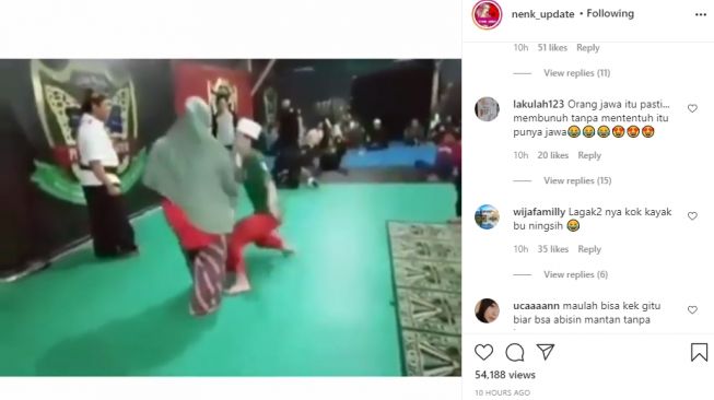 Mpok Ati mempraktekkan ilmu bela dirinya, mengalahkan lawan tanpa menyentuh di padepokan. - (Instagram/@nenk_update)