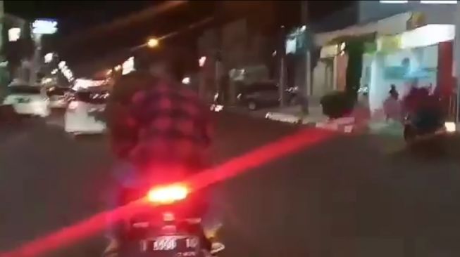 Viral pemotor yang nekat asyik bercumbu di tengah jalan. (Facebook/Dandy Andriansyah Nasution)