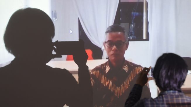 Pewarta mengambil gambar terdakwa mantan Komisioner Komisi Pemilihan Umum (KPU) Wahyu Setiawan yang sedang menjalani sidang pembacaan vonis melalui layar virtual di Gedung Komisi Pemberantasan Korupsi (KPK), Jakarta, Senin (24/08/2020).  [ANTARA FOTO/Akbar Nugroho Gumay]